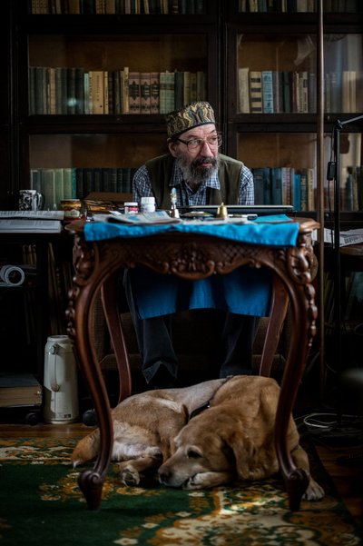 Keskaegsete armeenia tekstide tõlkimisse süvenenud Peeter Volkonski ja tema koer Rjurik. 2016.