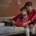 После удара по вокзалу в Краматорске 11-летняя Яна потеряла две ноги, ее мама — одну. Сейчас они учатся заново ходить