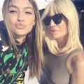 FOTOD: 60selt nagu plika! Moeguru Donatella Versace tegi endale Instagrami ja asus selfisid tulistama