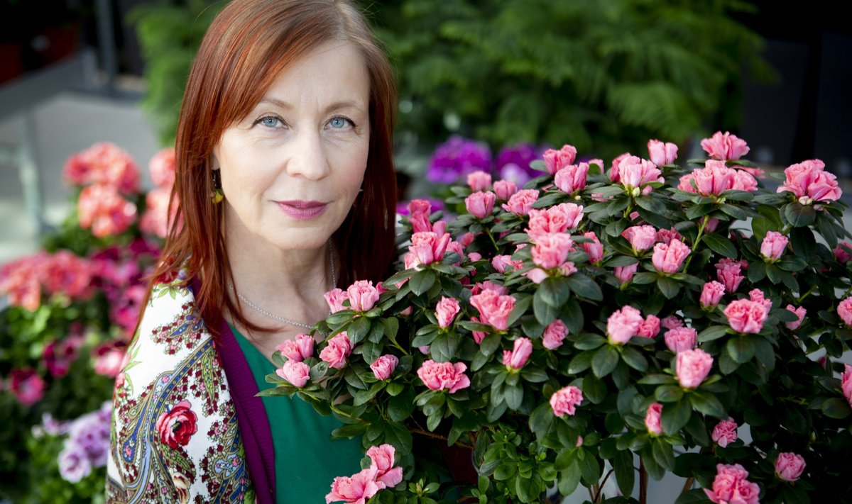 Maakodu tegevtoimetaja Eva Luigas ootab aega, mil aed õide puhkeb.