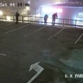 VIDEO | Pärnu kaubanduskeskus noorte vandaalidega hädas. Parkimismaja katuselt loobitakse ostukärusid alla, lõhutakse uksi-aknaid, liftinuppe