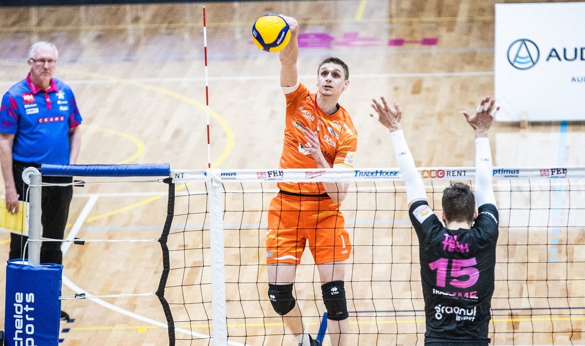 Võrkpalli Eesti meistrivõistluste poolfinaal TalTech vs Pärnu. Vasakul Avo Keel