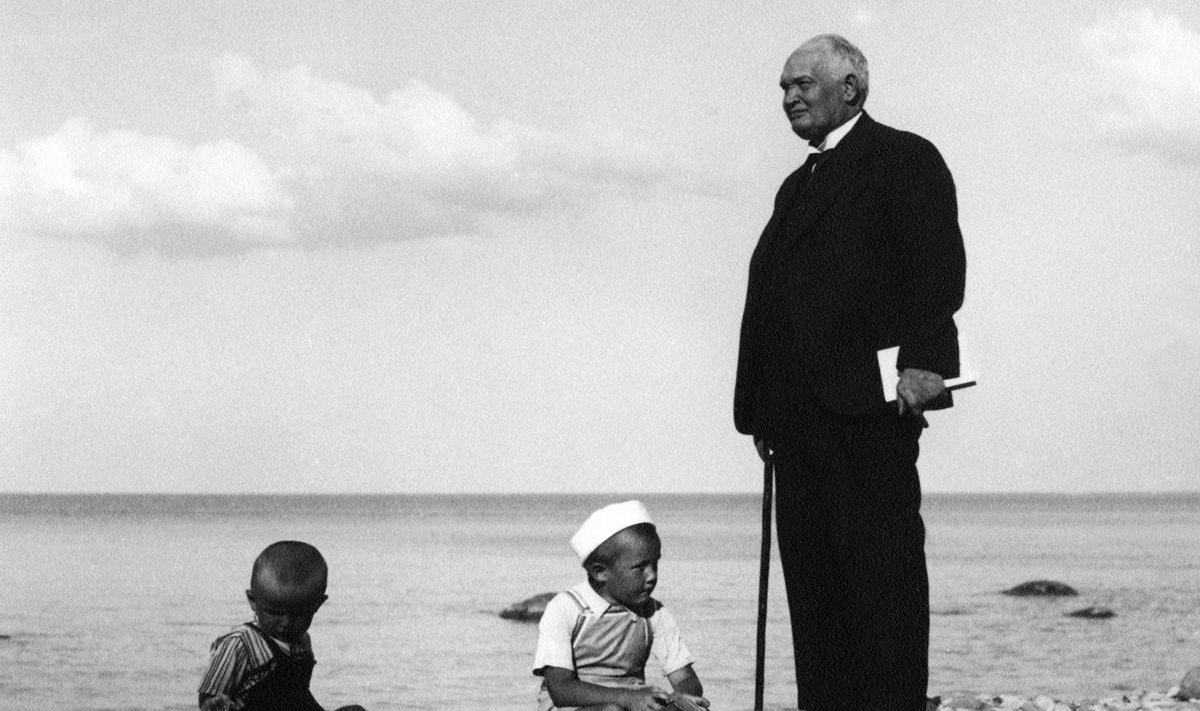 ДЕДУШКА И ВНУКИ: Хенн, Матти и Константин Пятсы на пляже Тойла-Ору.