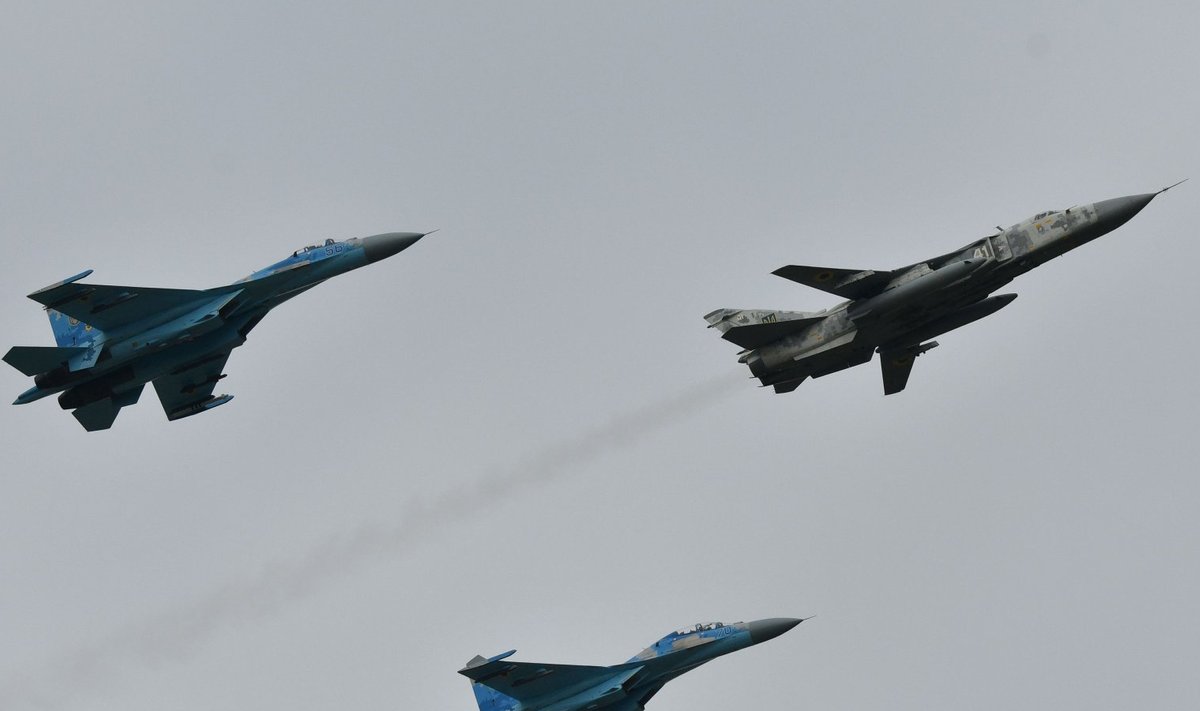 Ukraina SU-24 hävtitajad eskordivad SU-27 pommitajat