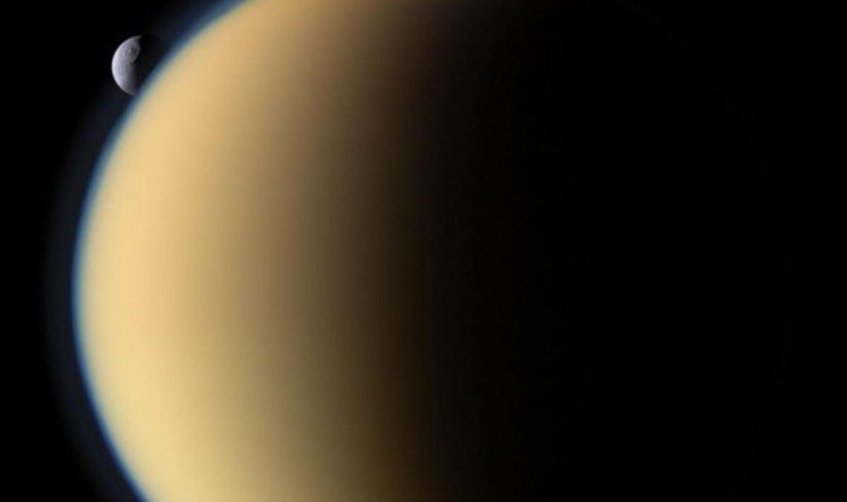 Saturni kuu Tethys paistab Titani taga. NASA/JPL/Space Science Institute