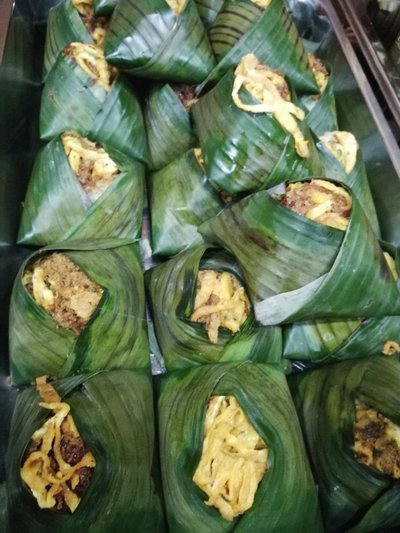 Nasi Kebuli - aurutatud teravamaitseline riis, pakitud banaani lehte, lisandina pakutakse tempeh't ja muna