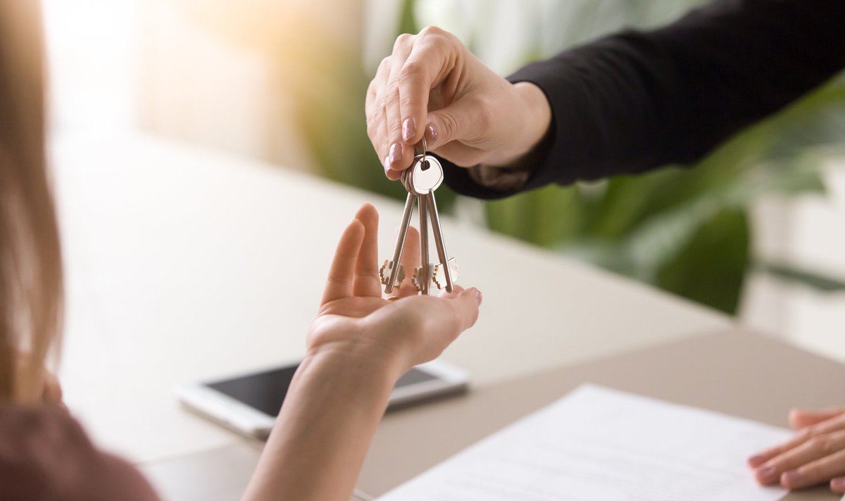 Young,Lady,Taking,Keys,From,Female,Real,Estate,Agent,During