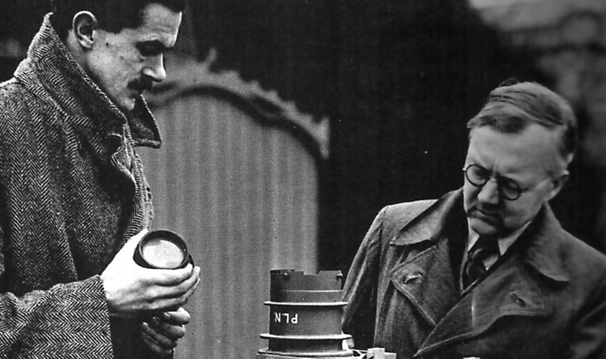 Ernst Öpik (paremal) näitab Armagh’ observatooriumis 1950. aastatel USA kolleegile originaalset võbeleva peegliga seadet, mille ta konstrueeris meteooride trajektooride mõõtmiseks.