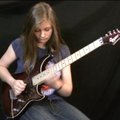 Vinge VIDEO: 14-aastane tüdruk mängib elektrikitarril Van Halenit nagu tõeline virtuoos