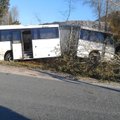 FOTOD SÜNDMUSKOHALT: Ida-Virumaal sõitis kaevureid Eesti Energia kaevandusse tööle viinud buss vastu puud, haiglasse viidi viis inimest