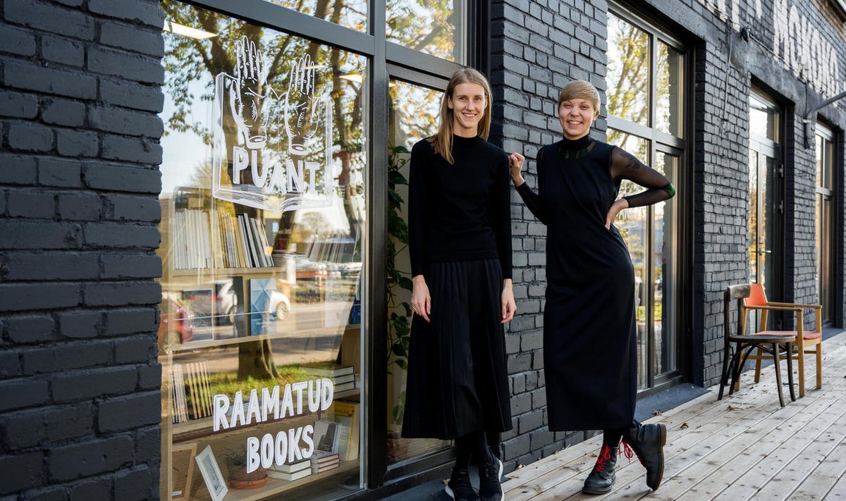 Triinu Kööba ja Elisa-Johanna Liiv raamatupoe Puänt ees Tallinnas