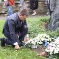 GALERII | Vaata, kes käisid 20. augusti mälestuskivile lilli asetamas