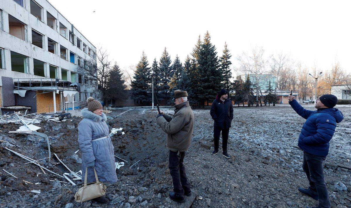 HUKKUNUD UKRAINA PATALJON? Ei. Need on Kramatorski kohalikud, kes uudistavad auku, kuhu langes eile õhtul Vene rakett.