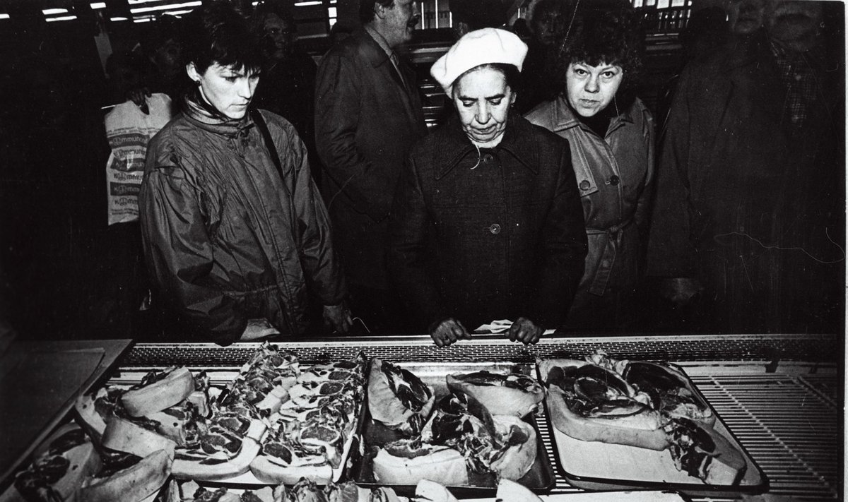 ET RAHVAS JAKSAKS OSTA: Et inimesed ei peaks liha vaid silmadega sööma, nagu näitab foto kaupluse lihaletist pärast 15. oktoobri 1990 hinnatõusu, kehtestas riik aastail 1939–40 sealihale piirhinna.