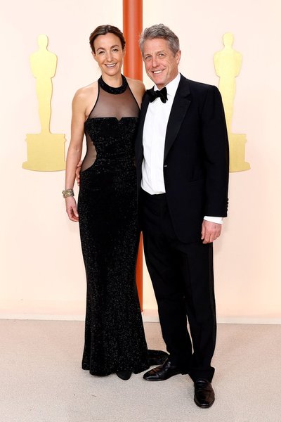 Hugh Grant koos abikaasa Anna Elisabet Ebersteiniga Oscarite galal.