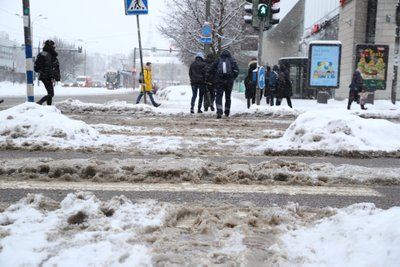 Lumest puhastamata Tallinna tänavad ja kõnniteed