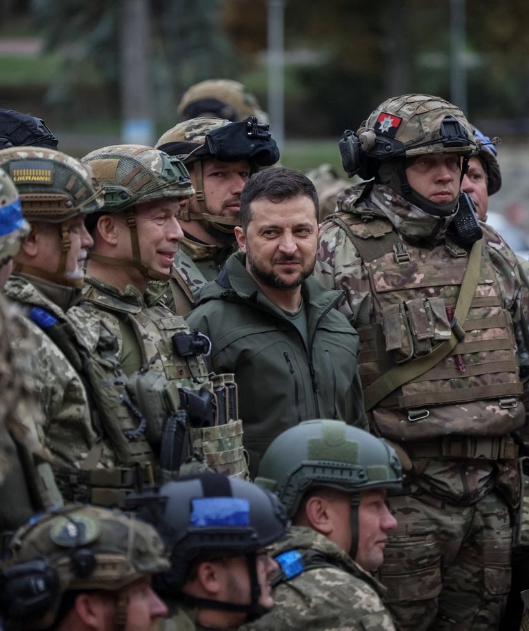 Ukraina president Volodõmõr Zelenskõi kolmapäeval Izjumis. Tema kõrval naeratab maavägede juht Oleksandr Sõrskõi.