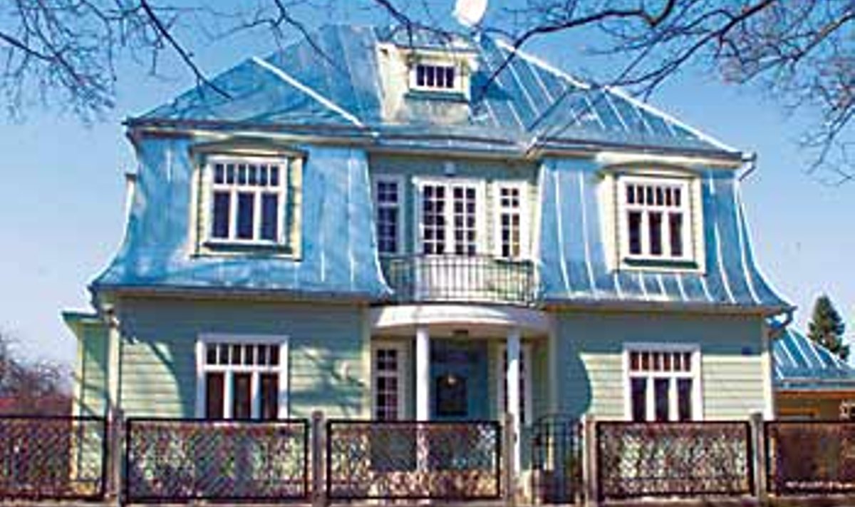 MEERI VILLA: Tartu linnapea Andrus Ansip otsis oma perele tükk aega sobivat vana maja. Viimaks leidus neile viiele paraja suurusega (200 m2) kodu, kus on suur (2500 m2) lõuna poole jääv aed. Ansipid hakkavad alles aeda rajama. Ja plekk-katus saab värvi alla alles paari aasta pärast. Lauri Kulpsoo/Postimees