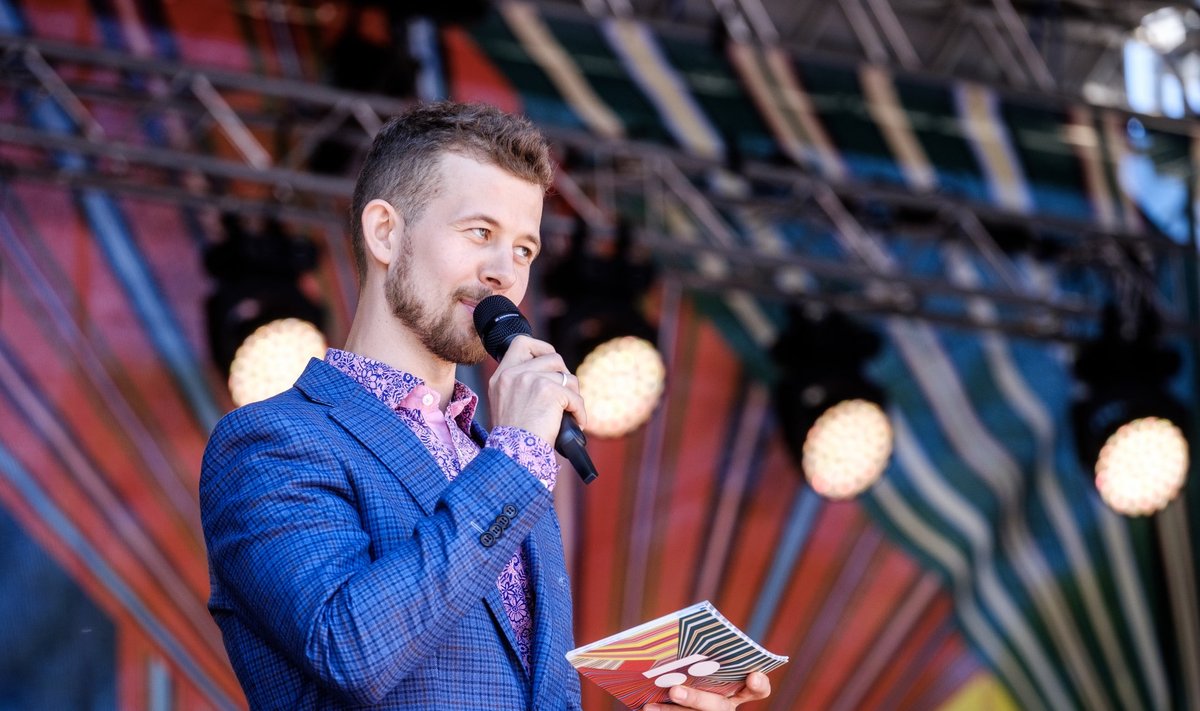 13.05.2018 anti Vabaduse väljakul pidulikult üle Aasta Ema 2018 autasu Signe Falkenbergile.