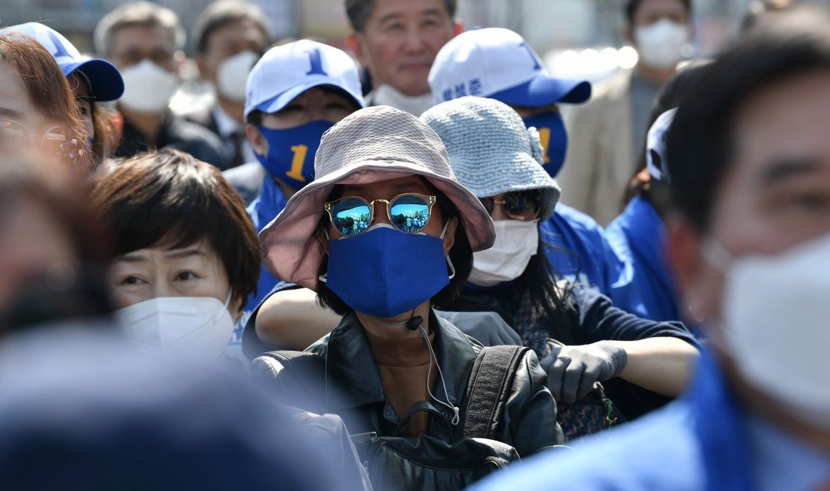 Paljudes maailma piirkondades on inimesed saastatud õhu tõttu pidanud maske kandma ka enne pandeemiat.