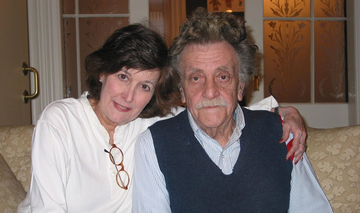 KLASSIK: Kurt Vonnegut (1922-2007) oleks täna saanud 100aastaseks. Fotol aastal 2004 koos abikaasa, fotograaf Jill Krementziga.