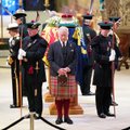 Kuninganna Elizabeth II sark liigub Buckinghami paleest Westminster Halli: kirstu saadavad Charles, William ja Harry