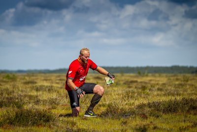 Orienteerumine pole jooks mööda asfaltteed - vahel tuleb sumbata ka põlvini soos, kuid paljudele pakub looduses enese proovilepanek ehedat rõõmu