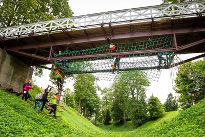 Ka seiklusspordi-võistlustel toimub navigeerimine kaardi järgi, kuid kontrollpunktidesse jõudmine võib olla keerulisem