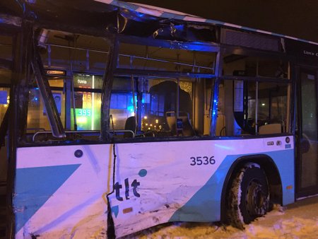 Veoauto ja liinibussi kokkupõrge Tallinnas Lasnamäel Punasel tänaval