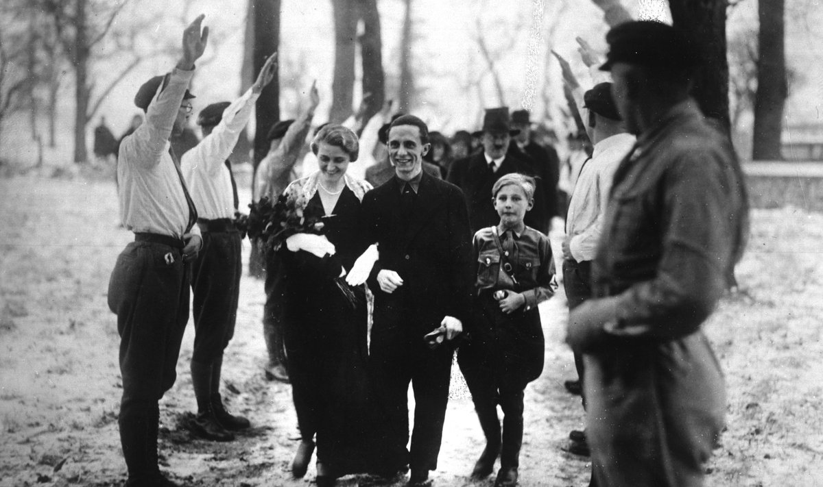 HÕISSA PULMAD! 1931. aastal abiellus Joseph Goebbels Magdaga. Noorpaari kõrval kõnnib Harald Quandt, naise poeg esimesest abielust, ning nende taga Adolf Hitler. 