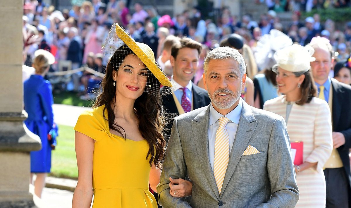 Amal ja George Clooney saabuvad Meghani ja prints Harry pulma. Alla põlve ulatuv kollane kleit on ideaalne valik ka selleks kevadeks ja suveks.