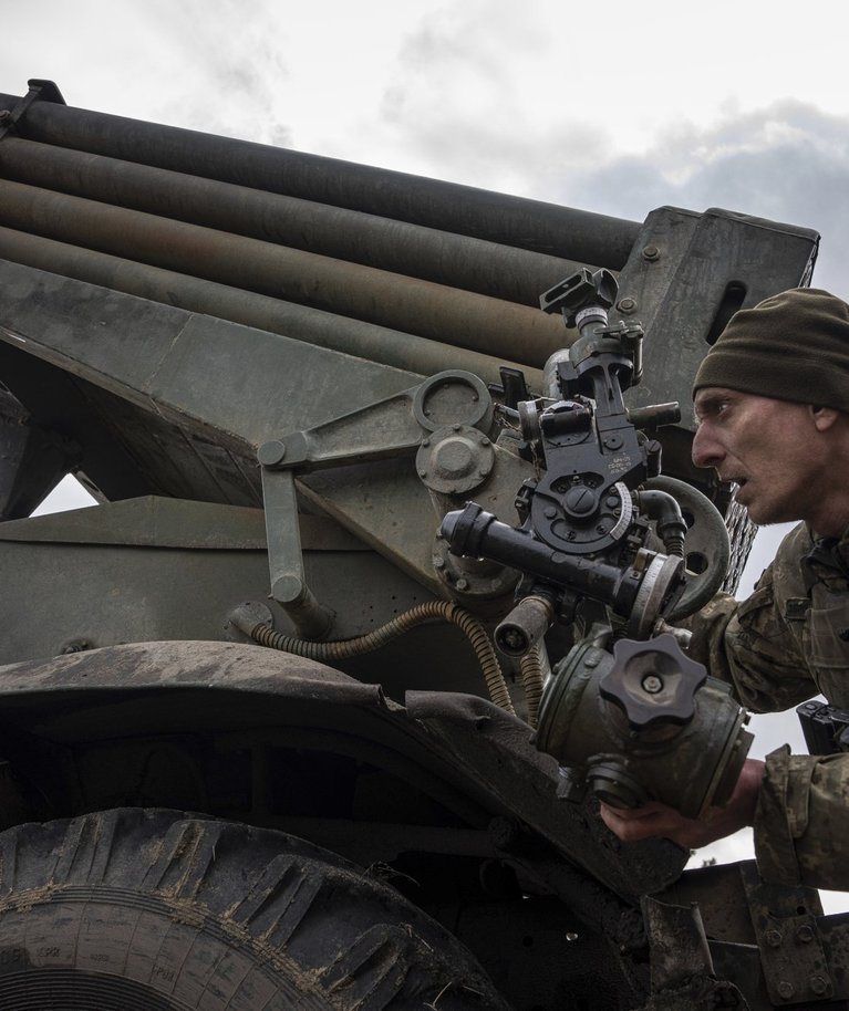 Ukraina sõjaväelane tulistamas MSLR BM-21 Gradist venelaste positsioonide suunas. Foto tehtud 9. märtsil 2023