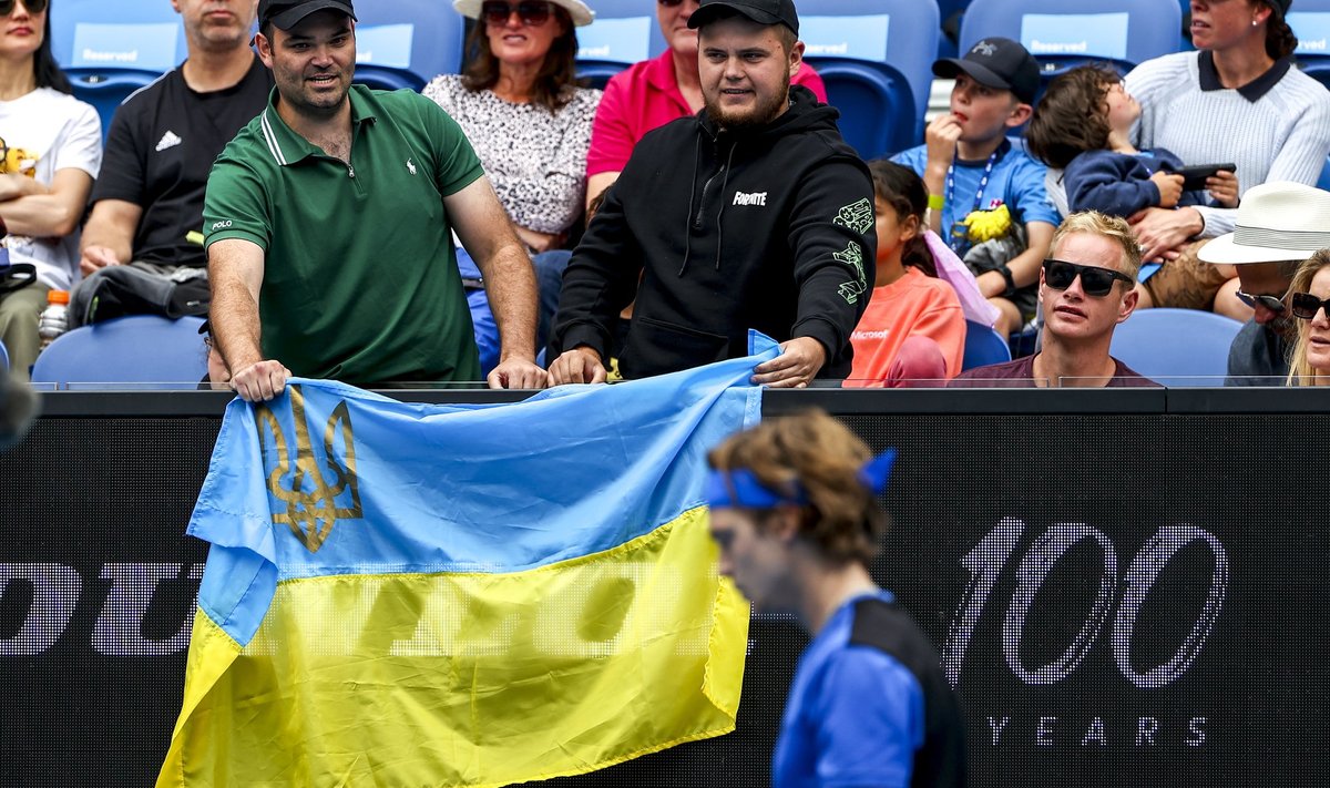 Ukraina lipuga fännid ja maailma kuues reket Andrei Rubljov.