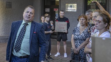 FOTOD ja VIDEO | Narva meer Katri Raik kohtus tanki „kaitsjatega“. Linnavolikogu ette kogunesid aktivistid plaktatitega „Käed eemale tankist!“