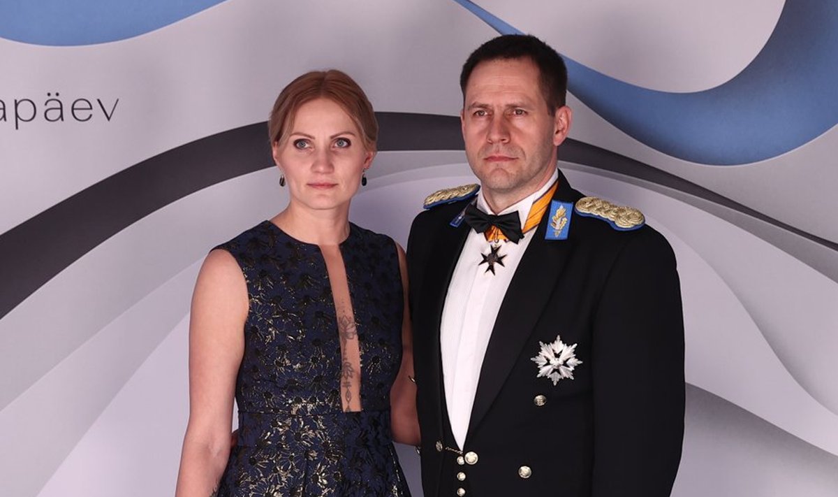 Elmar Vaher poseeris koos kaaslasega fotoseinal.