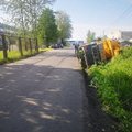 ФОТО | На улице Кеск-Сыямяэ подъемный кран упал в кювет. Вечером улица будет перекрыта