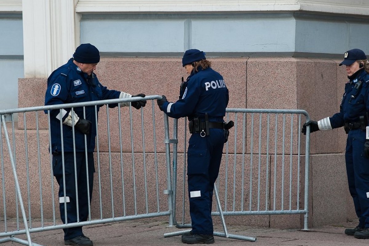Срок за нападение. Финская полиция. Полиция Финляндии. Фото финских полицейских. Финляндские полицейские приставы.
