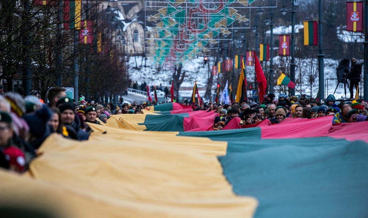 Огромный литовский флаг в Вильнюсе