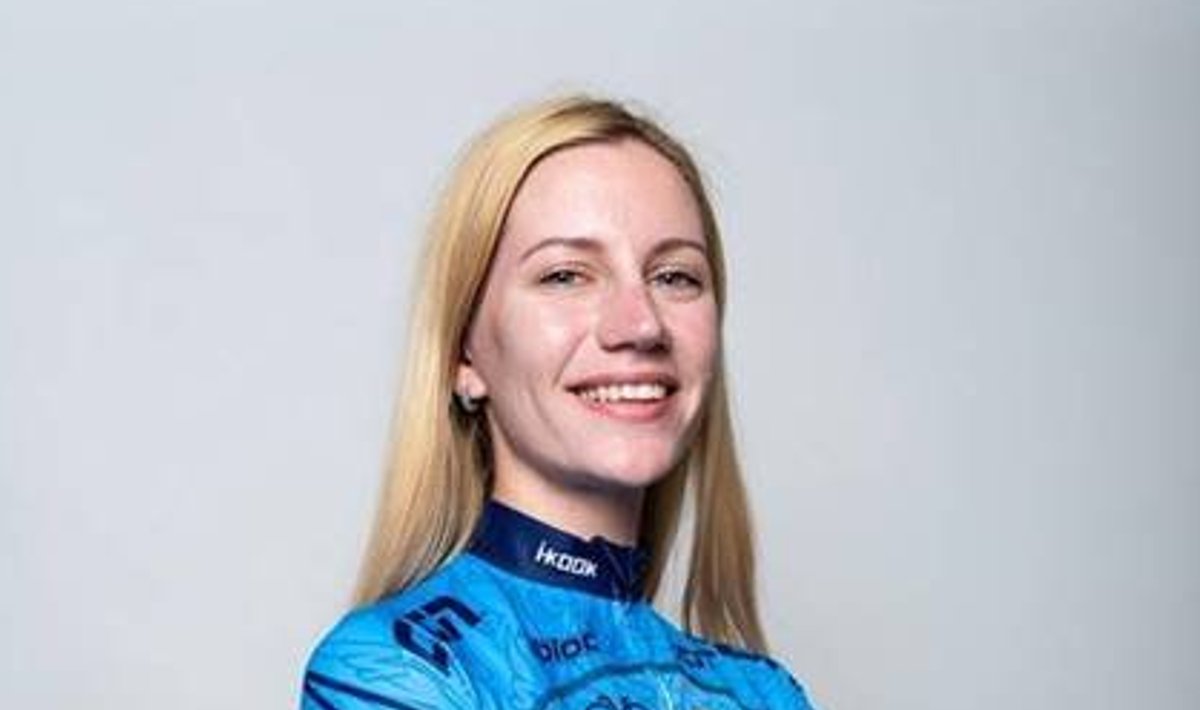 Mae Lang 2019. aasta MEXX-Watersley International Women's Cycling Team vormis.