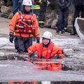 ФОТО И ВИДЕО: Эстонские знаменитости искупались в реке Пярну