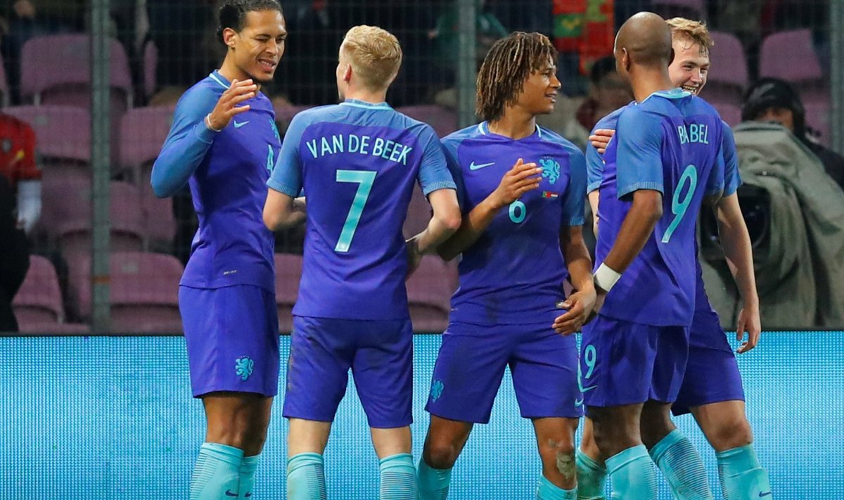 Virgil van Dijk (vasakul)vastu võtmas kaaslaste õnnitlusi.