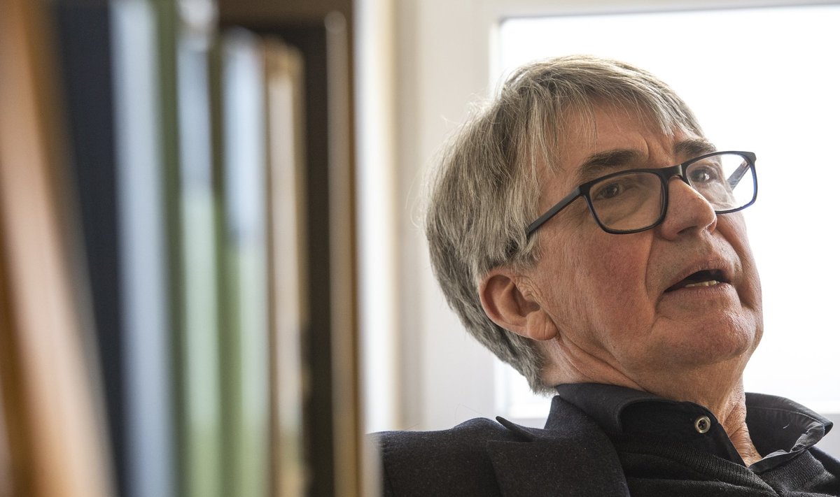 UURIV VAIM: Ülar Ploom ütleb poolnaljatlemisi, et vahel ta kahetses Dante suurteose tõlkima hakkamist, sest vaat kui palju ta oleks jõudnud sellel ajal midagi muud teha. Aga jõuab sellegi poolest. Praegu kogub ta materjali renessansiajastu Itaalia kurtisaanide elust. Töö käigus on ta saanud teada asju, mis viivad ta tema enda sõnul feministide leeri. Jääme huviga ootama publikatsiooni!