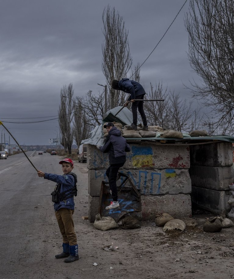 Ukraina lapsed mängivad Hersonis mahajäetud kontrollpunktis. Foto tehtud 23. novembril 2022.