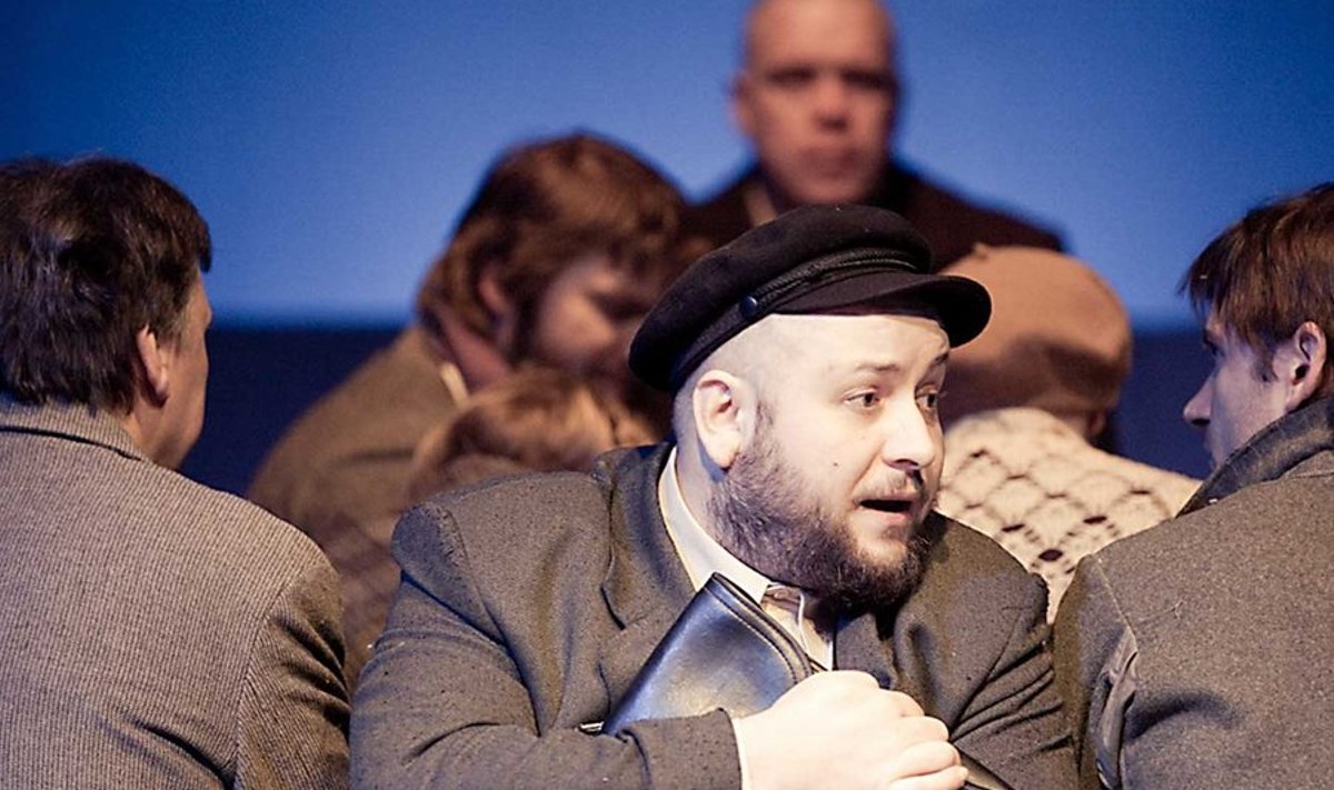 Gailiti romaanid teatrilaval: Paadipõgenikud teel Rootsi, esiplaanil Peeter Rästa sibi. (Gabriela Liivamägi)