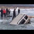 VIDEO: Kuidas venelased veest autot välja tõmbavad