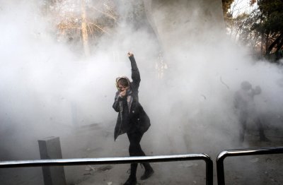 Teherani ülikooli juures puhkesid kokkupõrked politseinike ja protestijate vahel.