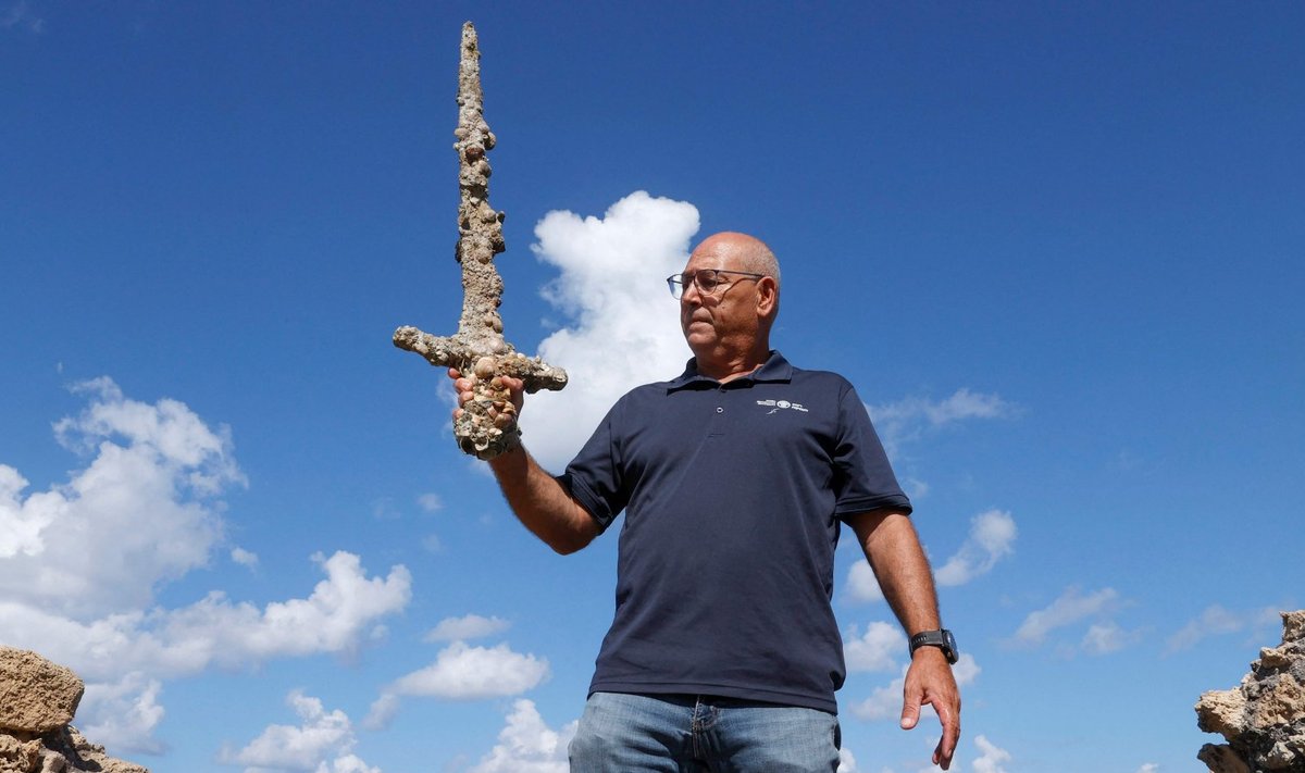 Iisraeli antiigiameti allveearheoloogia-osakonna juht Jacob Sharvit näitas 900 aasta vanust mõõka (foto: AFP / Scanpix)