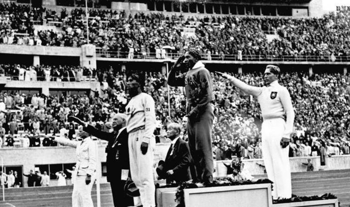 Jesse Owens kaugushüppe kullamehena keskel, ta võidule aidanud Ludwig Long temast paremal ja pronksimees jaapanlane Naoto Tajima vasakul.