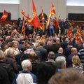 VIDEO: Verine võimuvõitlus: protesteerijad tormasid Makedoonias parlamendisaali, viga sai koalitsiooniliider