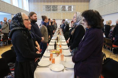 VÕTSID LAULU ÜLES Kirikulauljad olid ärasaatmisel Järsumäe talu õuel, surnuaias muldasängitamisel ja peielauas, kus lauldi ka "Mere pidu".